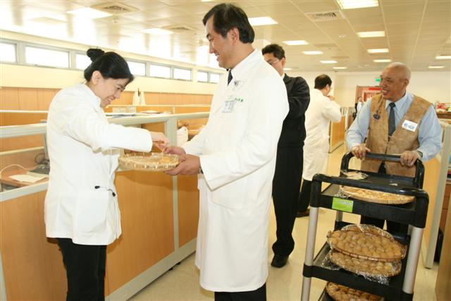 師兄姊依古法製作元宵湯圓與麻糬 許副共襄盛舉愛心放送饗慈院家人