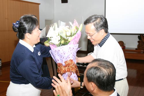 大林慈院喜慶豐收　台中慈院共襄盛宴 雨中體驗收割樂