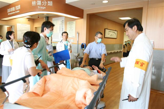 急診大量傷患演習逼真 許副坐鎮 同仁全力以赴