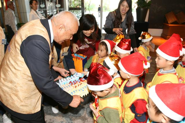 幼稚園孩童報佳音，花藝社同仁巧手做 耶誕擺飾溫馨