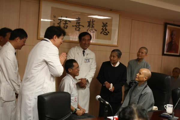 恭迎上人，幸福中以感恩心面對評鑑