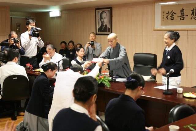 同仁志工以愛凝聚  創造醫療典範