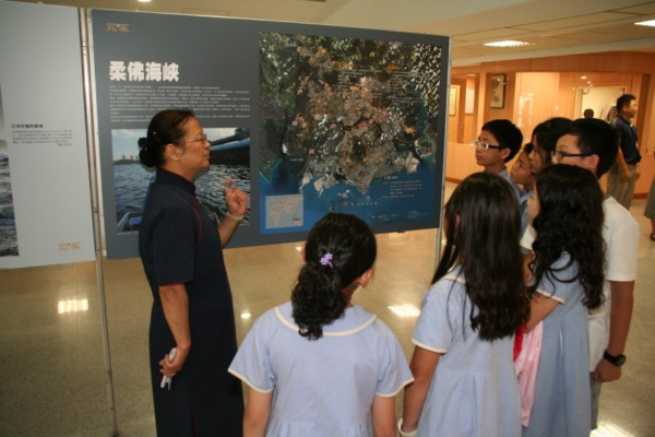 小學生赴臺中慈院觀賞經典人文攝影展，透過海峽看世界