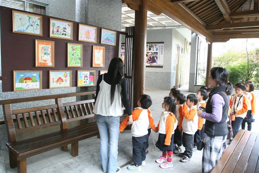 小眼睛裡的大世界 幼兒畫展 病患 家屬樂開懷