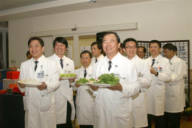 歲末圍爐  醫護職工與志工彼此都感恩