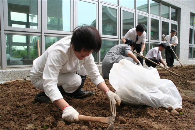 同仁、志工空中花園整地  期許芳草碧連天