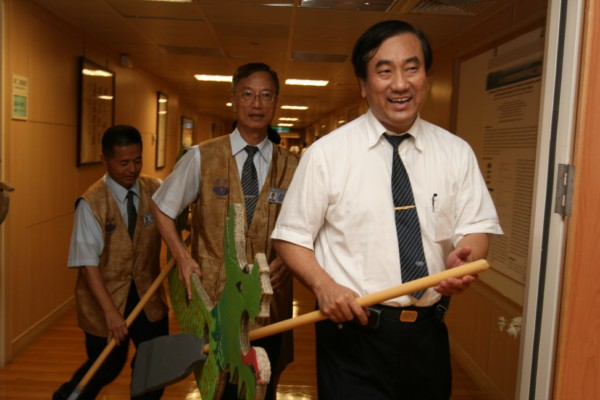 端午前夕發香包，歡樂笑聲滿病房