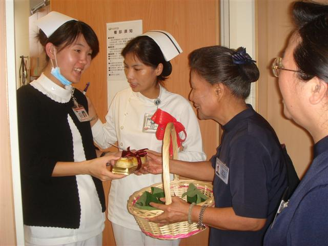 慈誠懿德爸媽送月餅祝福 台中慈院同仁幸福滿溢