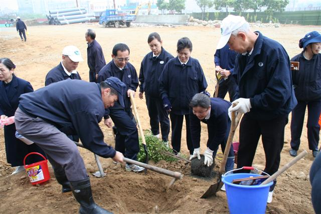 響應減碳愛地球，大家聯手種下愛的樹苗