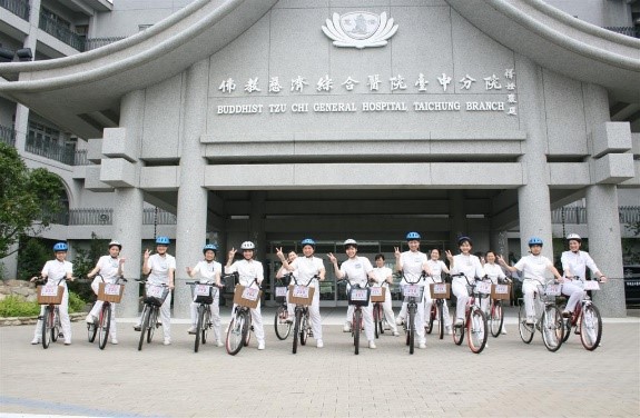 台中慈濟醫院慶祝護士節 騎單車關懷社區守護銀髮族鄉親健康