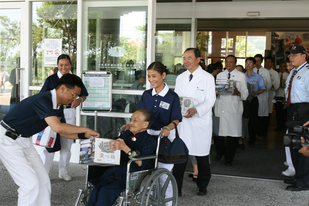 募心募款救災黎  台中慈院醫師同仁募款「我」不能少