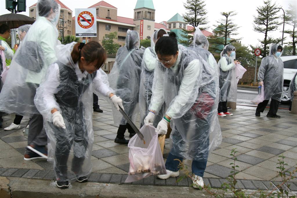 藥劑師、醫檢師提前過節，雨中清掃愛惜大地