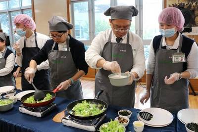 感恩餐會素蚵煎、懿德日綠盆栽 臺中慈院同仁用心點子表達感恩