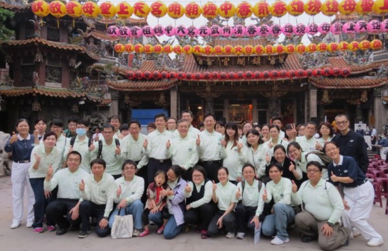 醫護摸黑掃街菸蒂多過鞭炮屑 簡院長衛教不讓媽祖吸二手菸