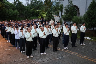 慶祝慈濟五十年 逾二百人清晨朝山獻感恩