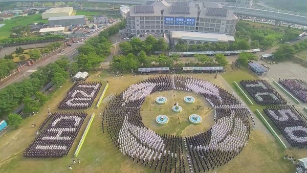慈濟五十周年臺中市浴佛 臺中慈院聚祥雲 七千人虔敬禮佛足接花香 祝世間祥和平安