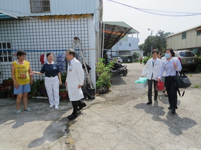 簡院長二度往診黃桂子 鄰居捐善款見證慈濟大愛