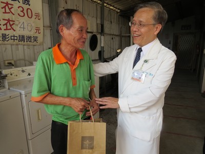 簡院長引領實習醫學生社區往診 全方位瞭解病人