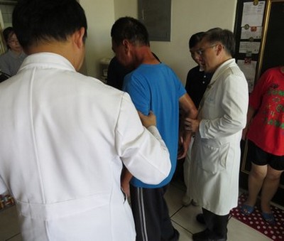 中醫部實習醫學生隨簡院長居家訪視 看見慈善醫療