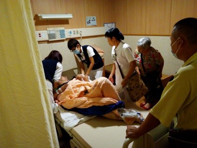 兒異鄉中風 老母求援 慈濟人接力返臺治療