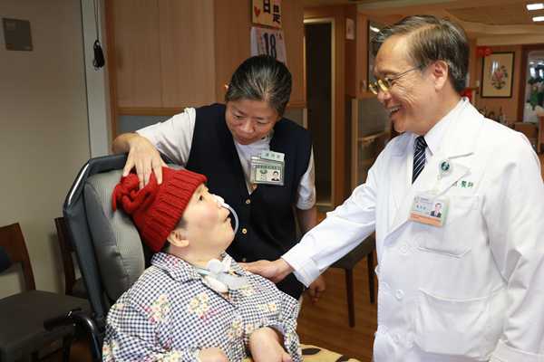 莊嘉慧入住護理之家 簡院長探視關懷