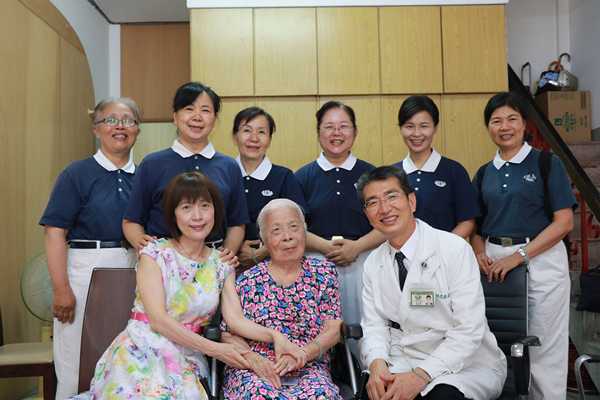 彼此陪伴如家人 關懷資深委員傳遞愛