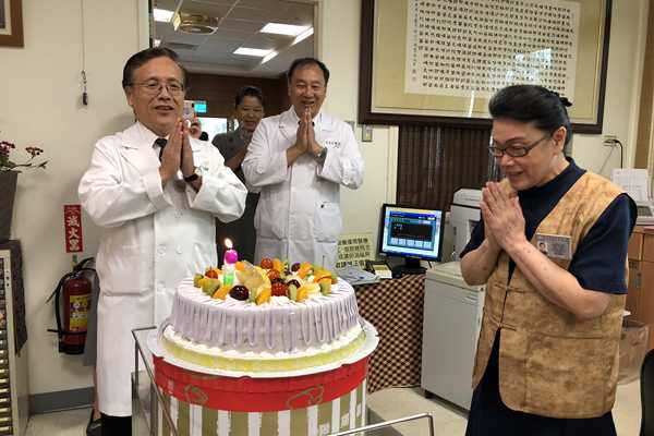 院長室帶動驚喜慶生 玉雲師姊驚喜連連