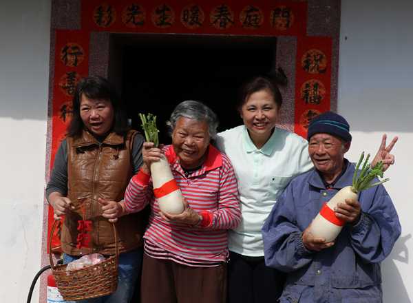 長照推展中心團隊打掃送暖流　雙老獨居古厝迎春氣象新