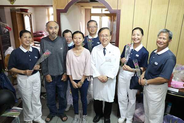 太平區法親關懷 母親節前院長致贈康乃馨