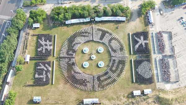 戶外浴佛「大愛共行」感三恩　行動浴佛車四線分享愛與祝福
