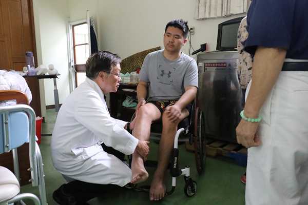 新社關懷法親 慈善醫療聯手探望癱瘓少年