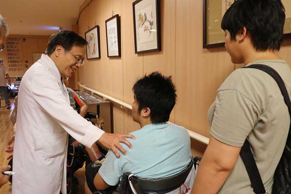 生命走入生命 簡院長約病友鼓勵癱瘓少年