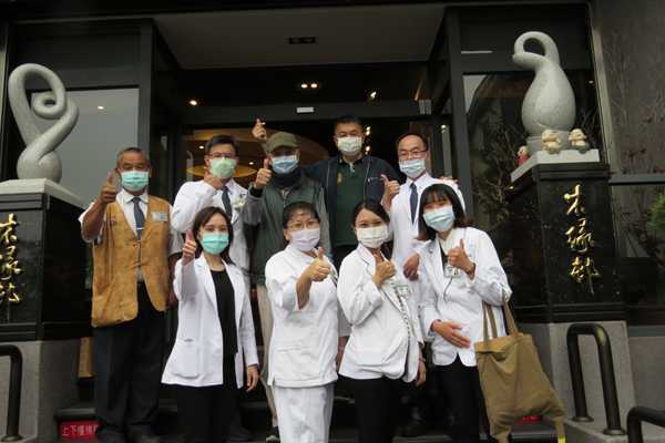 中西醫團隊家訪關懷 三義藝品店見醫病情