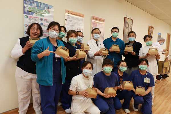 精舍壽桃傳心意 慈濟55周年幸福滿慈院