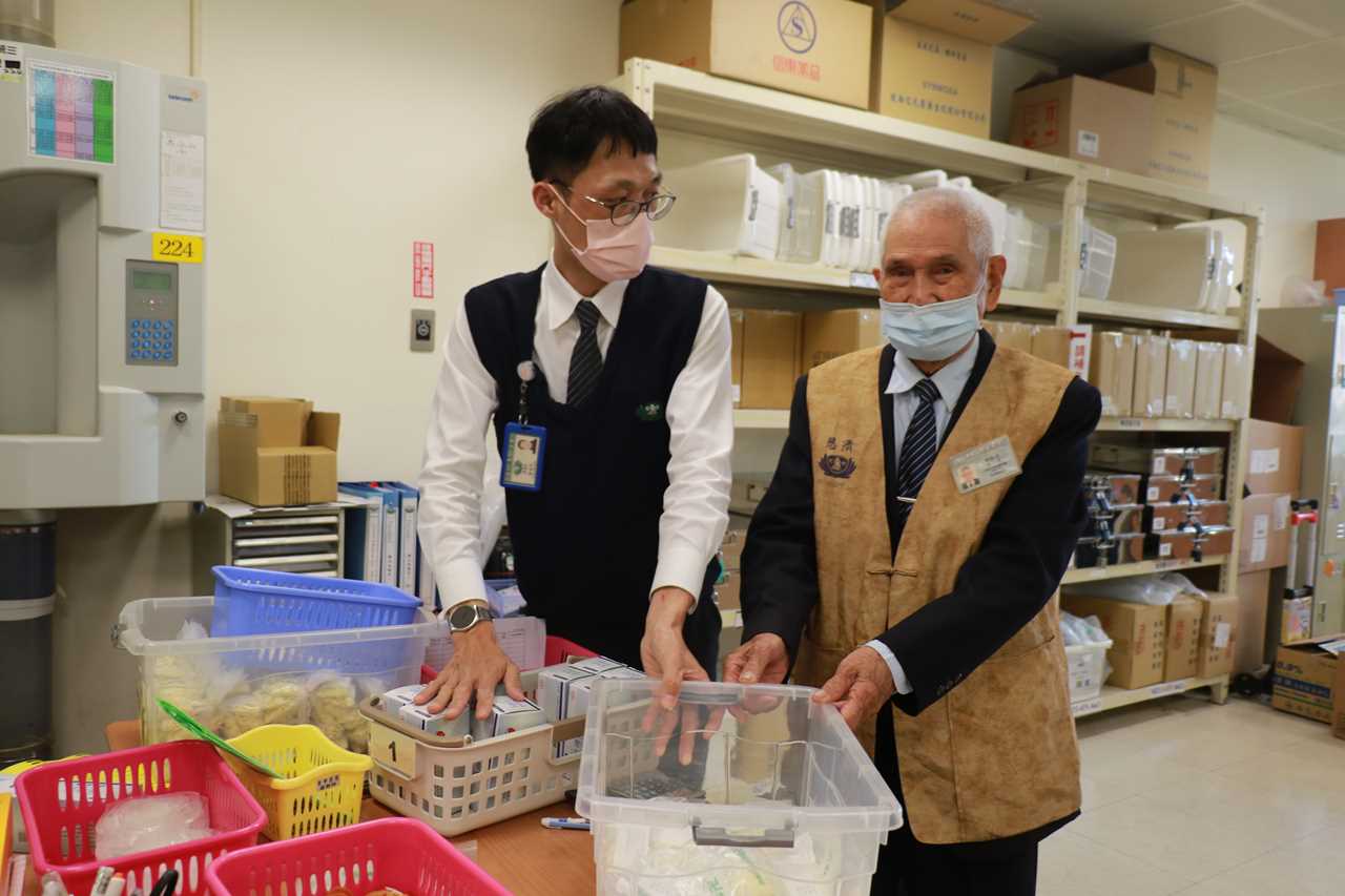 九旬志工胡秋煌春節不休假  協助藥局歡喜付出