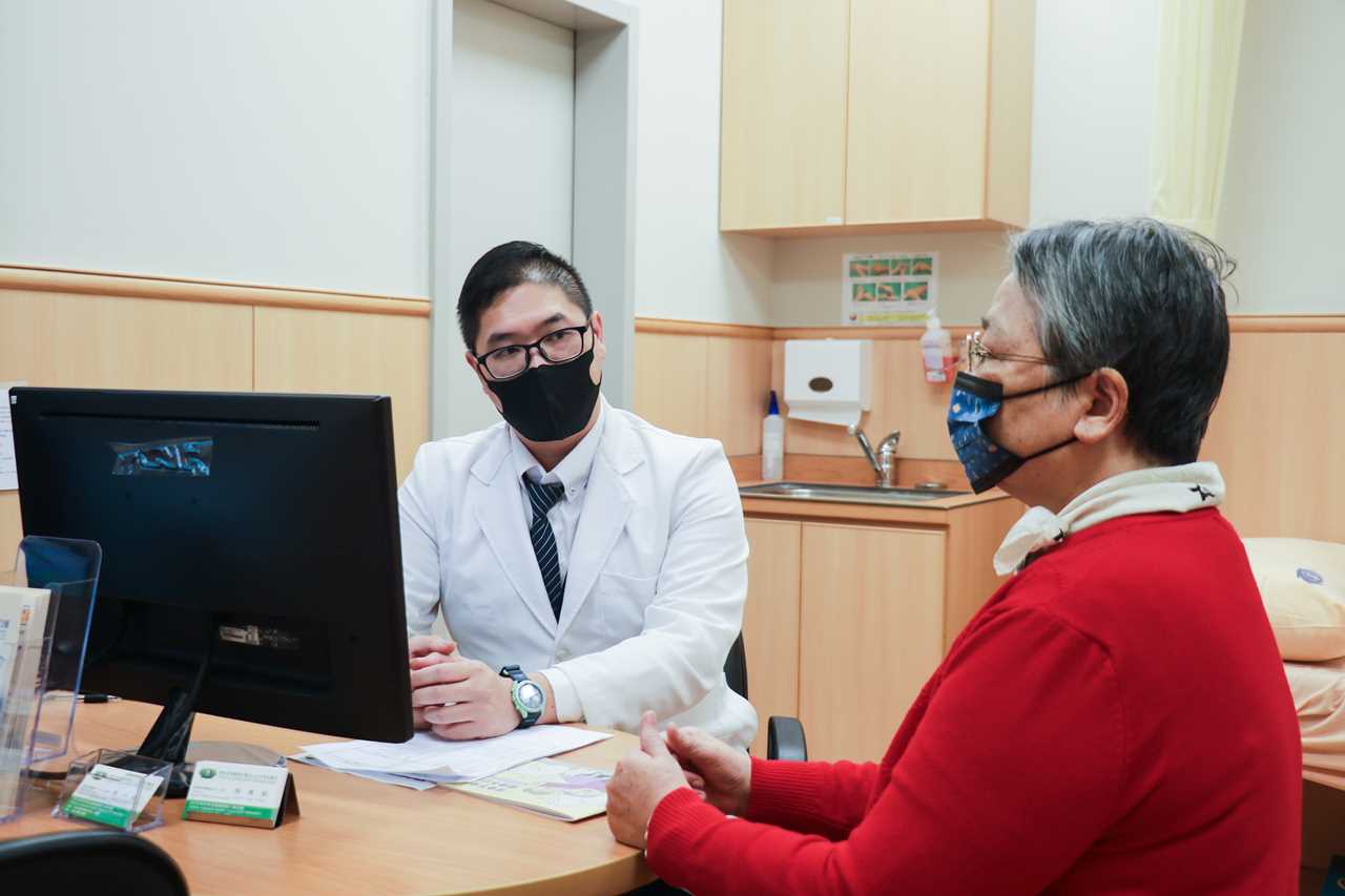 新機器人手術治退化膝關節炎 病人能陪女兒走紅毯