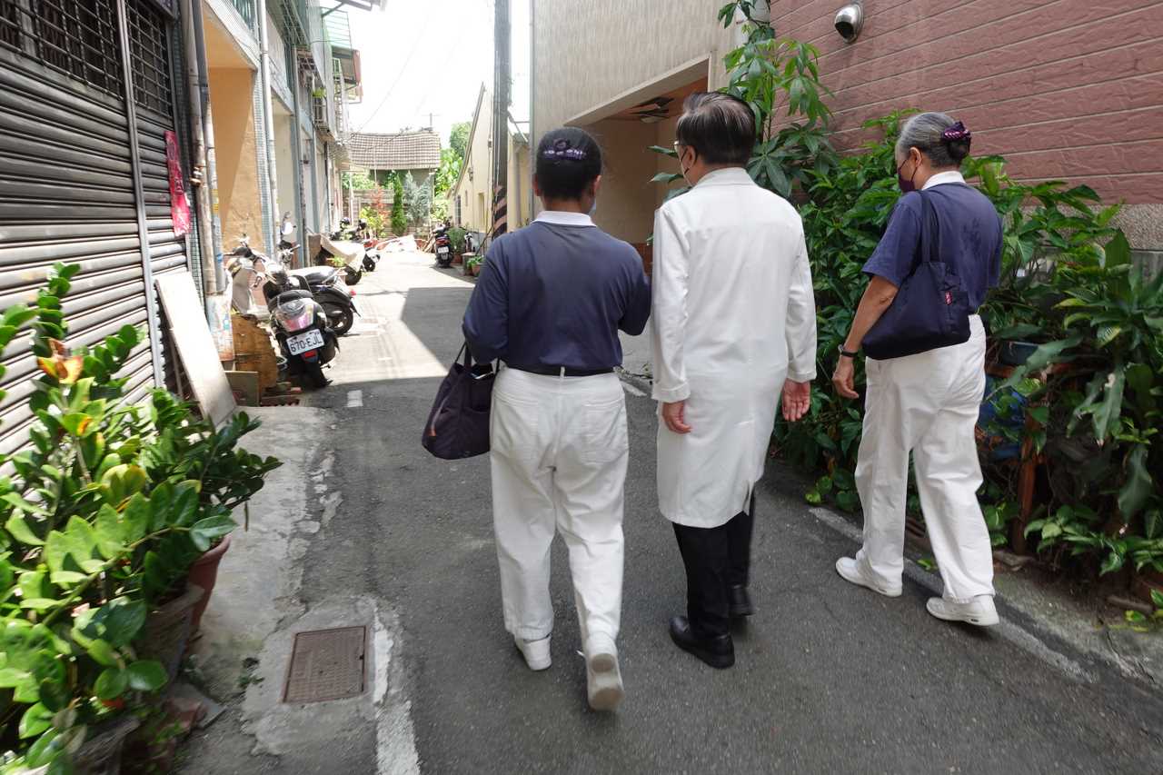 潭子長巷三關懷個案 簡院長率團隊施醫施藥