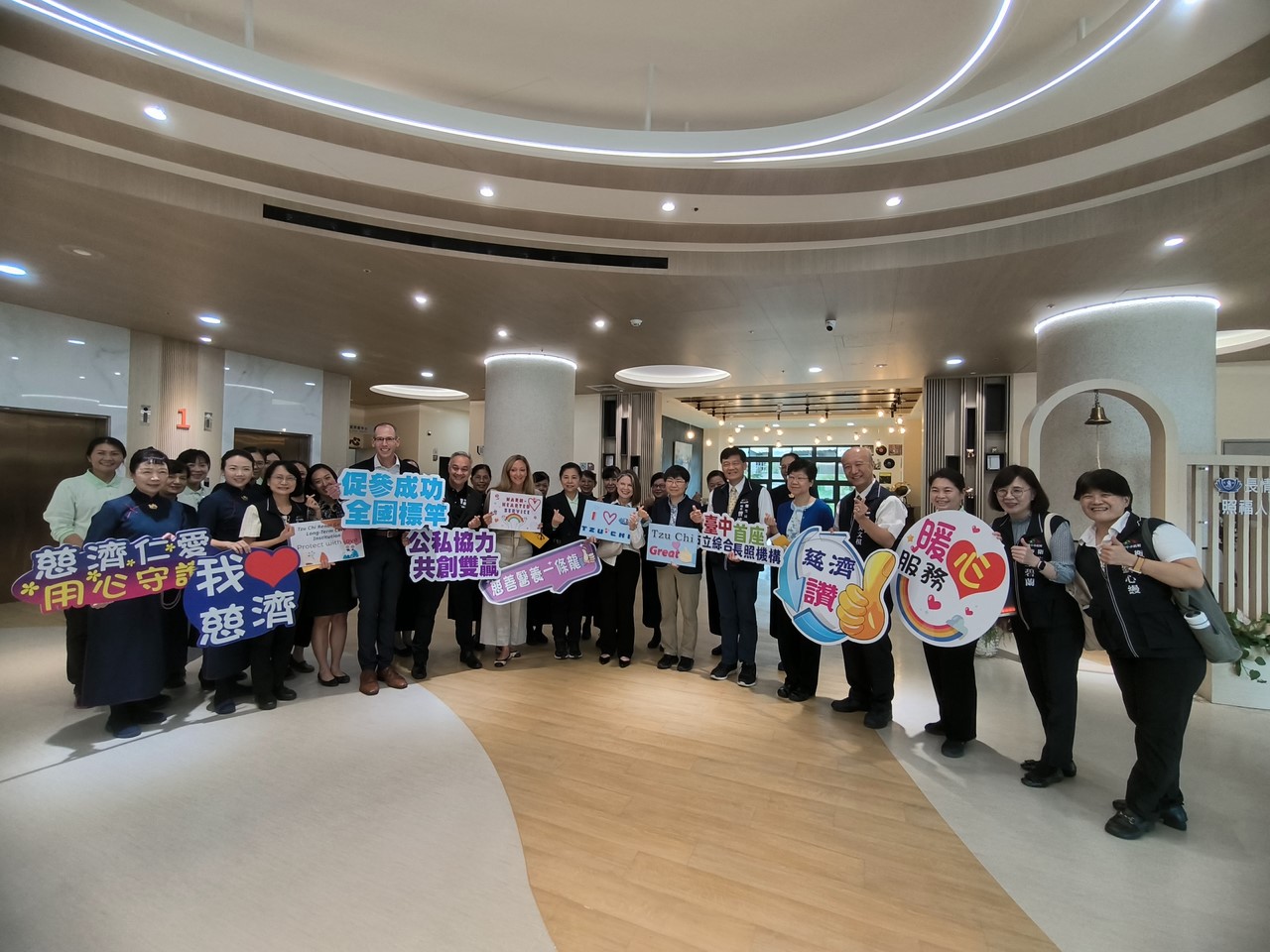 臺美衛生福利交流 讚賞臺中市立仁愛長照機構溫馨