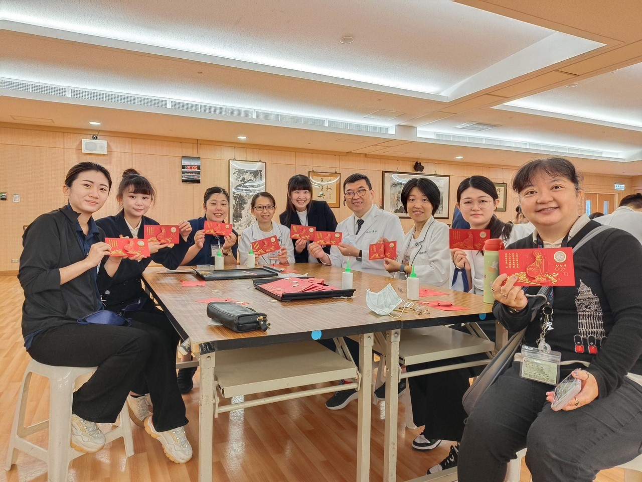 手做福慧紅包送海外 簡院長勉同仁「學與覺」對準愛的方向