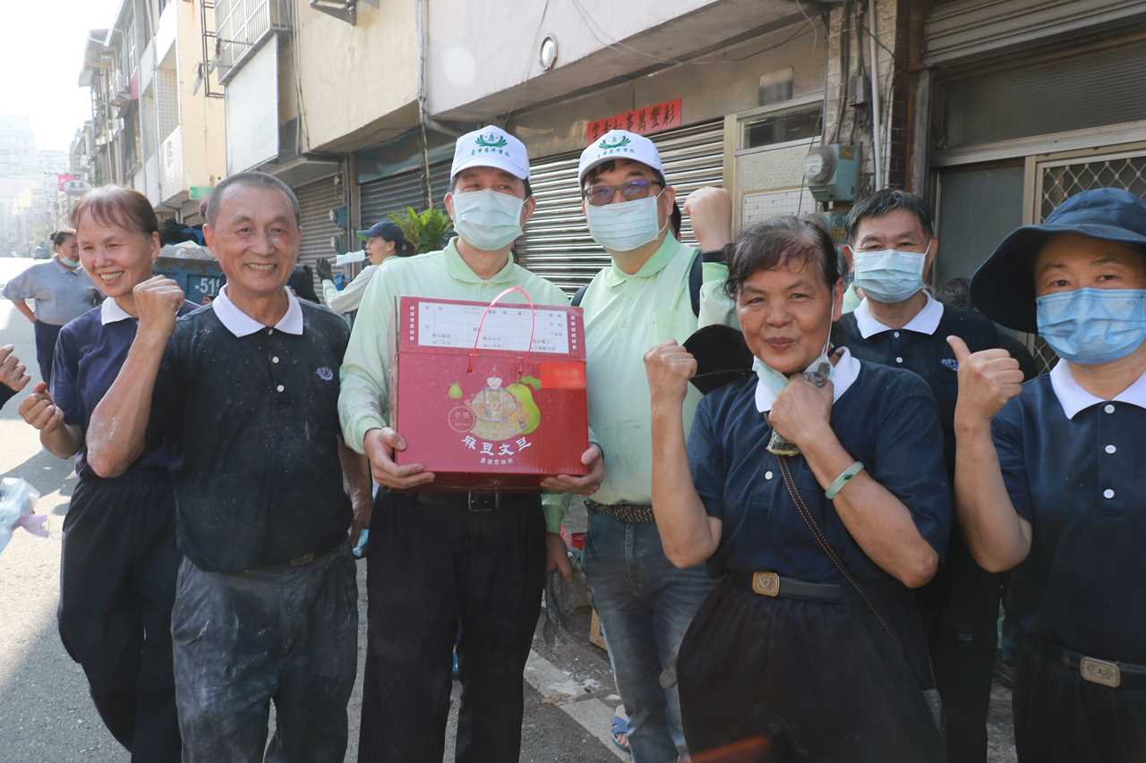 心疼大於疲累 慈院同仁加入師兄姊助感恩戶重生