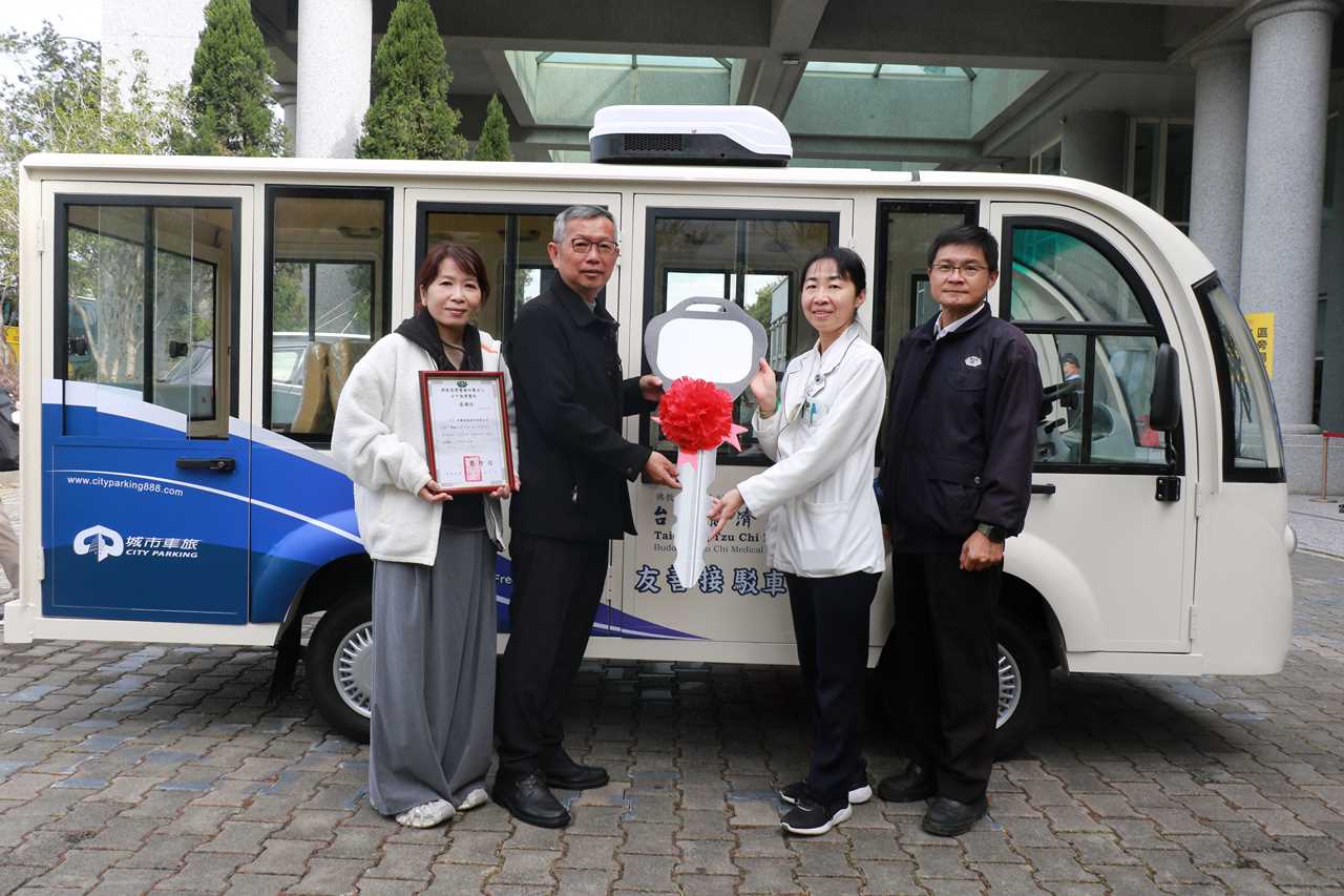 林寬進夫妻捐贈電動車 院區接駁安全舒適