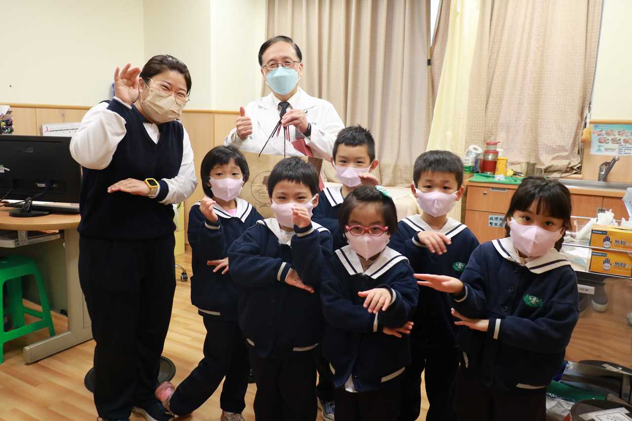 院長辭歲發願：醫療帶感情 大愛幼兒園拜年處處歡樂