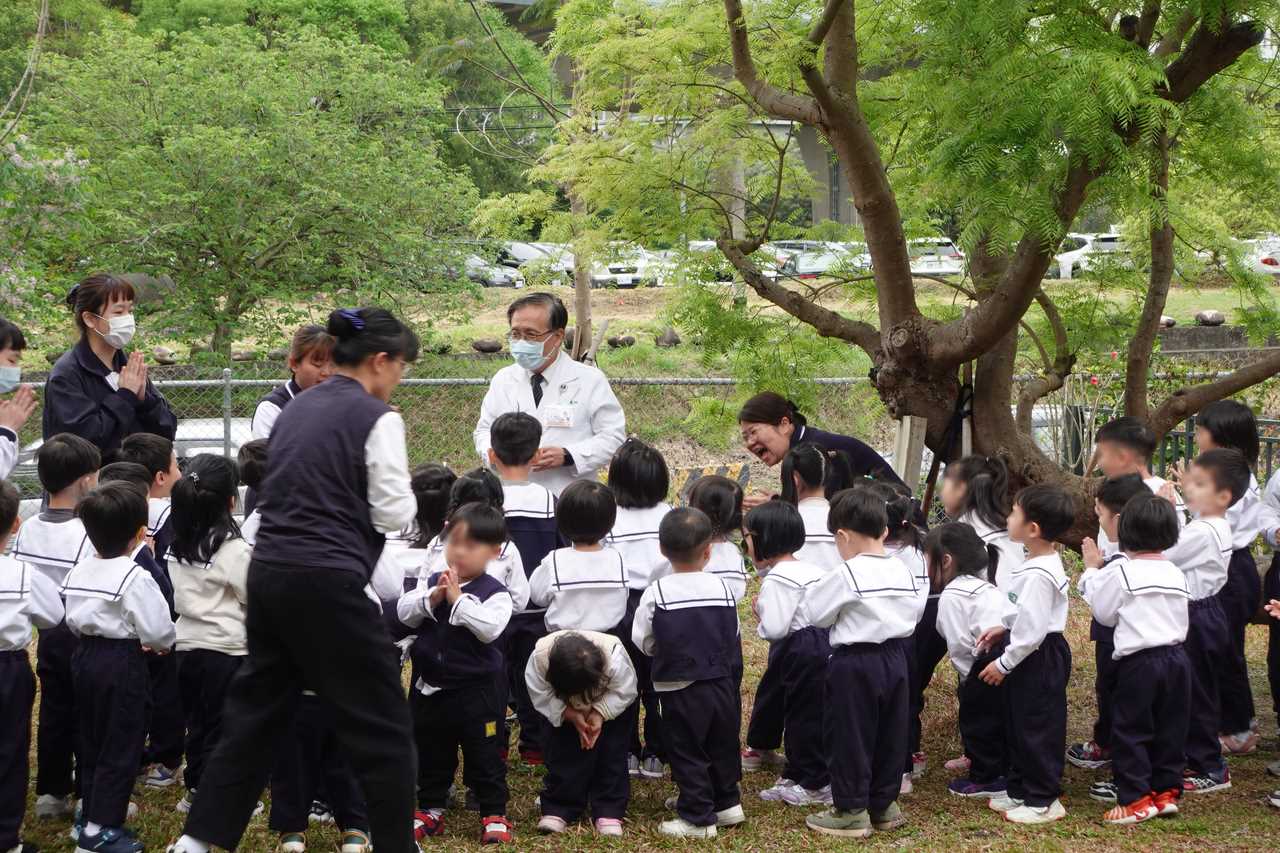 臺中大愛幼兒園寶貝過兒童節 簡院長說生命故事