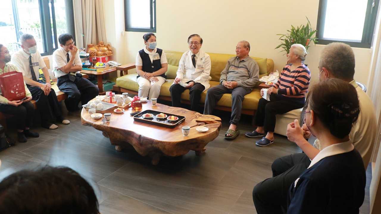 卓蘭豐原關懷行 簡院長與法親聊回憶道感恩