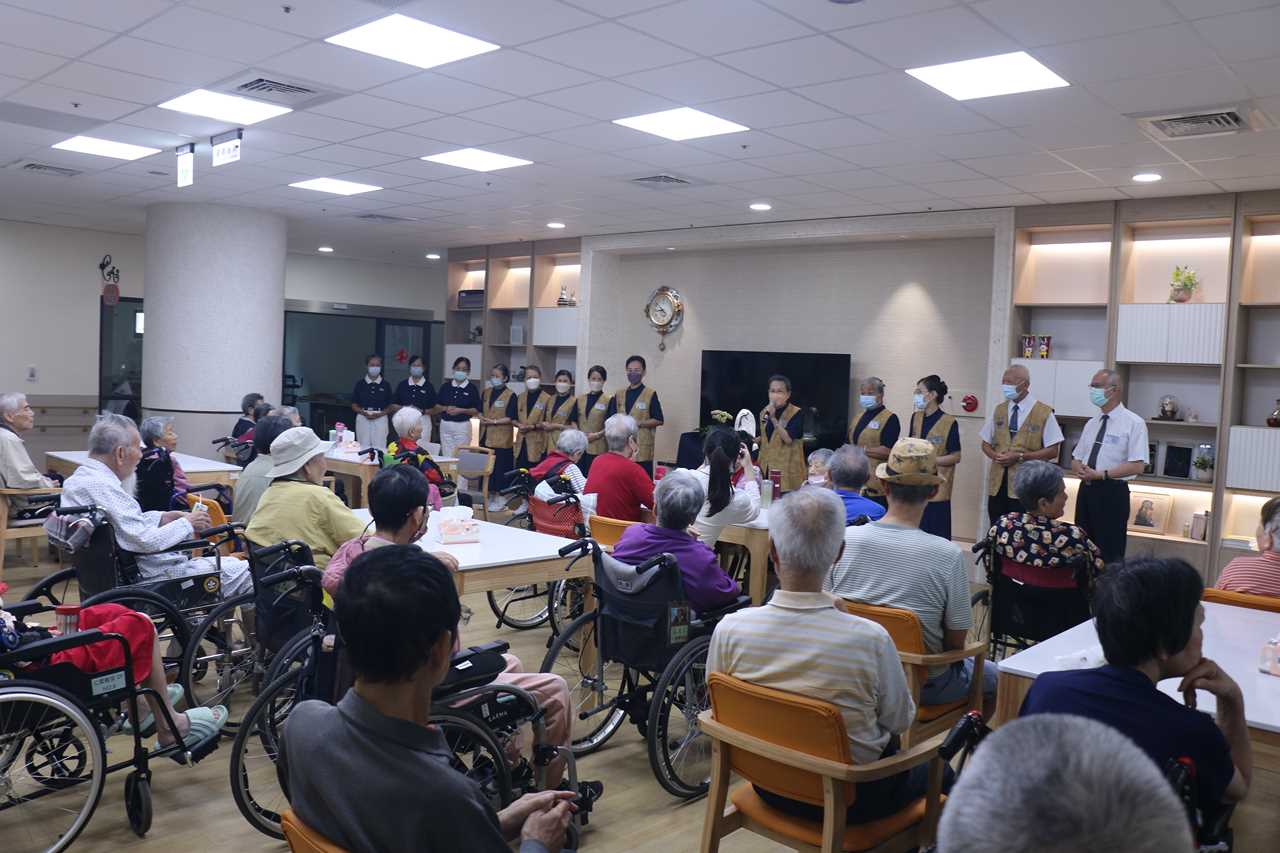 仁愛長照機構首次浴佛 住民長輩感動流淚