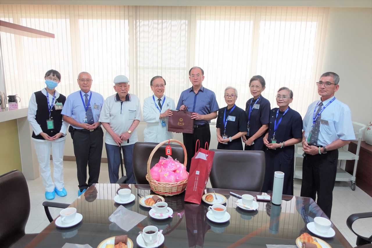 清水法親關懷 簡院長與資深法親溫馨度過父親節