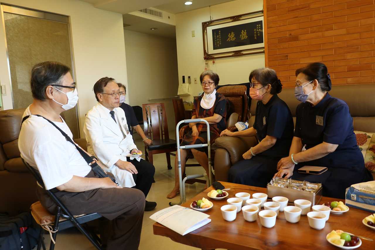 醫護拔苦走入社區 簡院長往診膚慰法親與罕病幼童