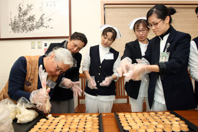 陳鶯鶯師姊結緣 護理主管手作六百小甜點