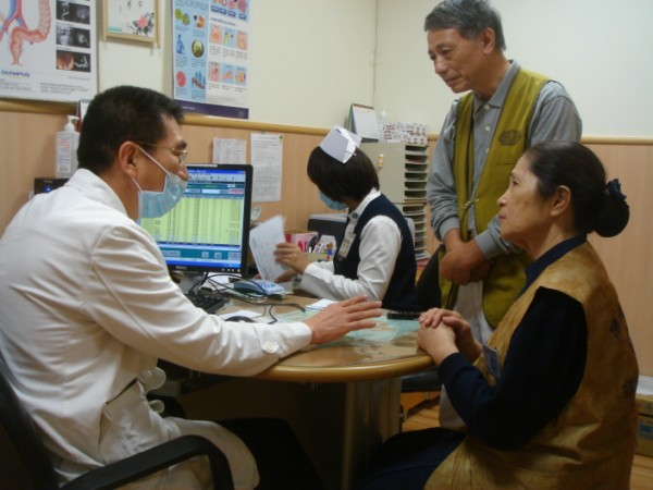 太太重病度先生,醫療志工夫妻同行