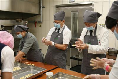 自製綠豆椪月餅道感恩 志工心都甜了說幸福